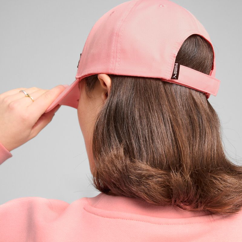 Gorra-puma-para-hombre-Ess-Metal-Puma-Cat-Bb-Cap-para-moda-color-rosado.-Posterior-Sobre-Modelo