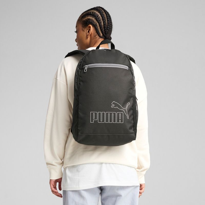 Morral-puma-para-hombre-Puma-Phase-Backpack-Ii-para-moda-color-negro.-Frente-Sobre-Modelo