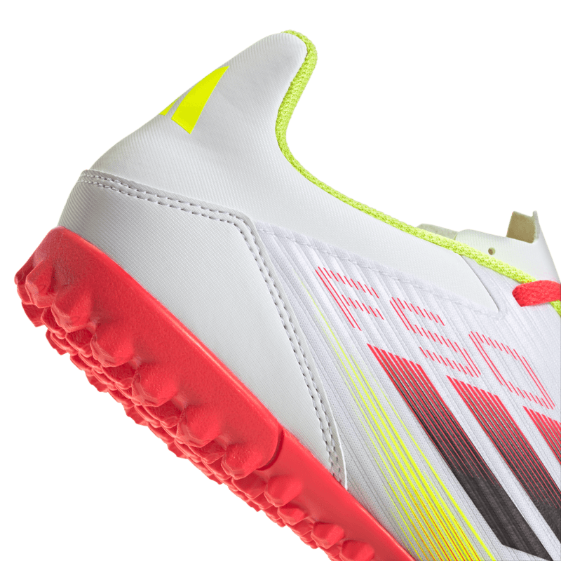 Guayos-adidas-para-hombre-F50-Club-Tf-para-futbol-color-blanco.-Par-Laterales