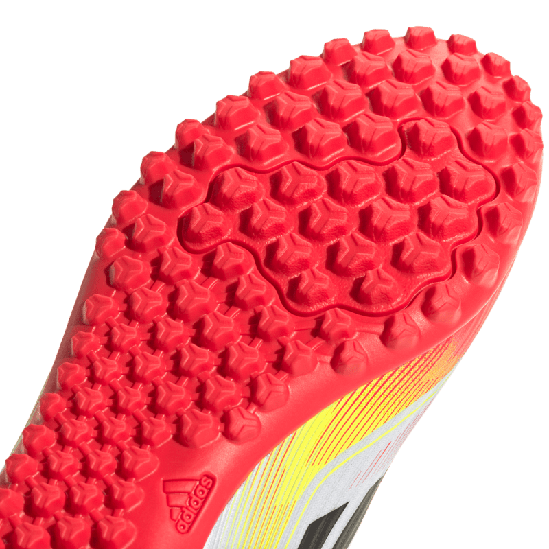 Guayos-adidas-para-hombre-F50-Club-Tf-para-futbol-color-blanco.-Lateral-Y-Suela