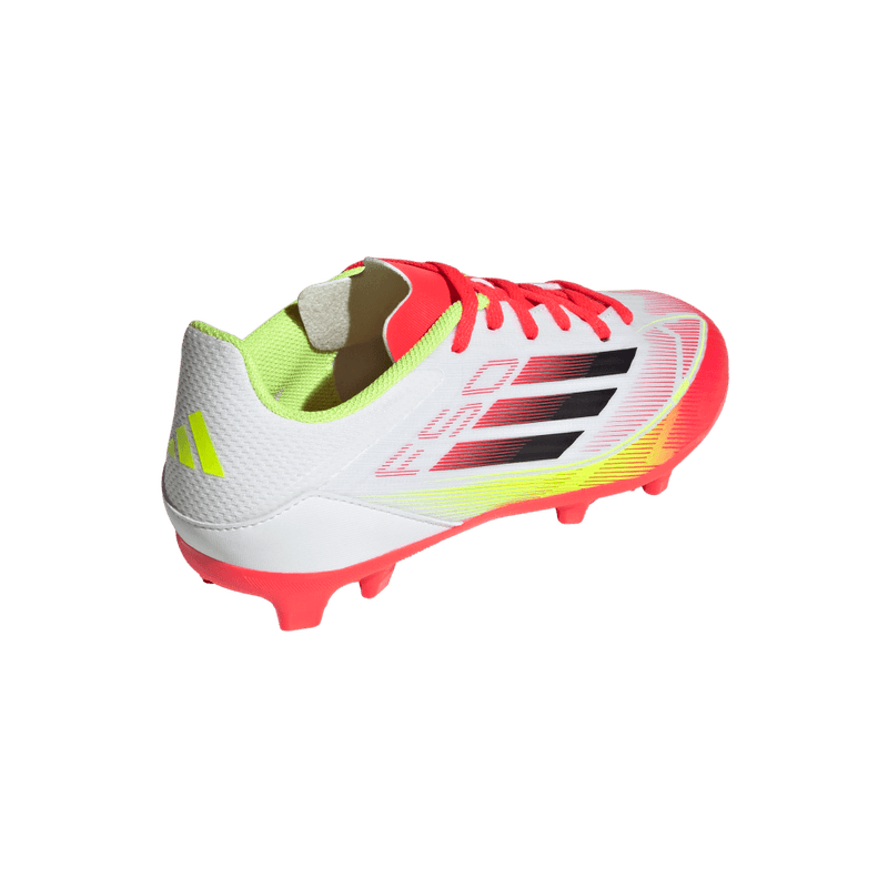 Guayos-adidas-para-niño-F50-League-Fg-Mg-J-para-futbol-color-blanco.-Par-Alineados