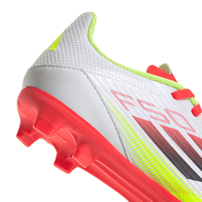 Guayos-adidas-para-niño-F50-League-Fg-Mg-J-para-futbol-color-blanco.-Lateral-Y-Suela