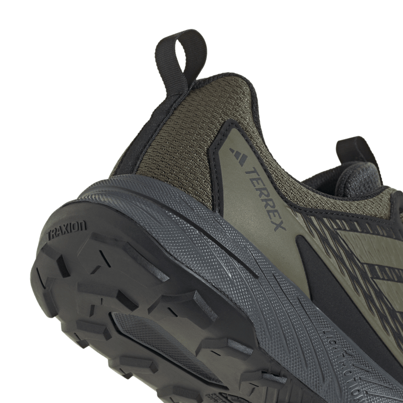 Tenis-adidas-para-hombre-Terrex-Tracefinder-para-outdoor-color-verde.-Lateral-Y-Suela