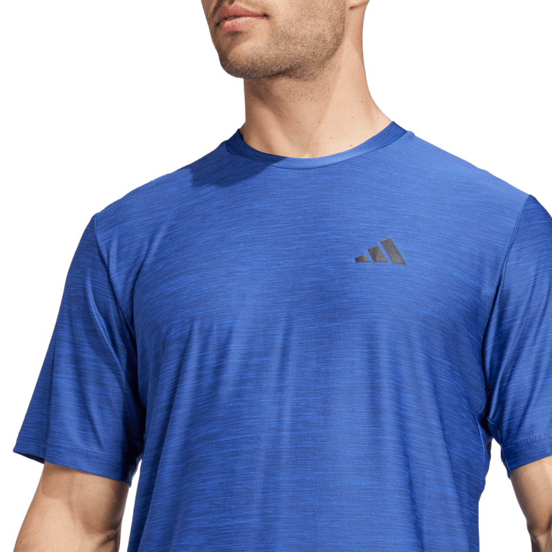 Camiseta-Manga-Corta-adidas-para-hombre-Tr-Es-Stretch-T-para-entrenamiento-color-azul.-Lateral-Sobre-Modelo