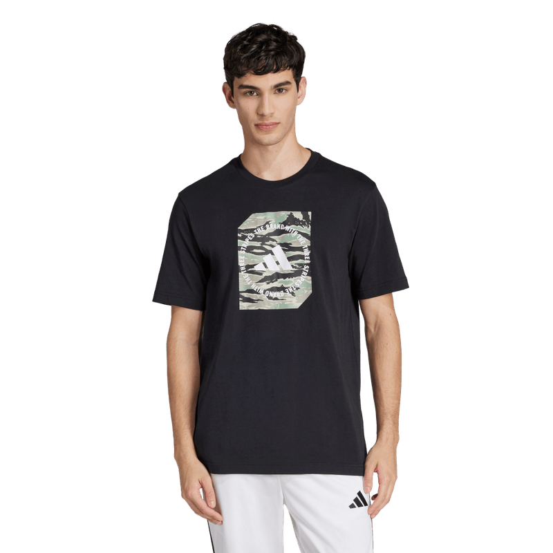 Camiseta-Manga-Corta-adidas-para-hombre-M-C-Camo-Box-T-para-moda-color-negro.-Frente-Sobre-Modelo
