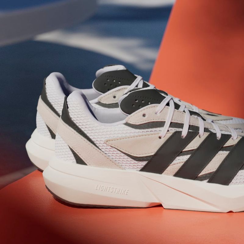 Tenis-adidas-para-hombre-Lightblaze-para-moda-color-beige.-Mktg-Vista-50