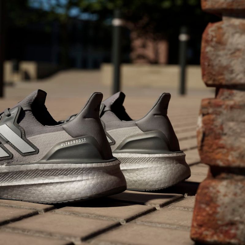 Tenis-adidas-para-hombre-Ultraboost-5-para-correr-color-gris.-Mktg-Vista-51