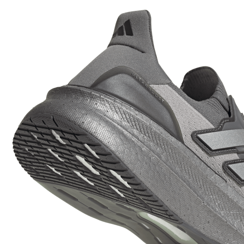 Tenis-adidas-para-hombre-Ultraboost-5-para-correr-color-gris.-Lateral-Y-Suela