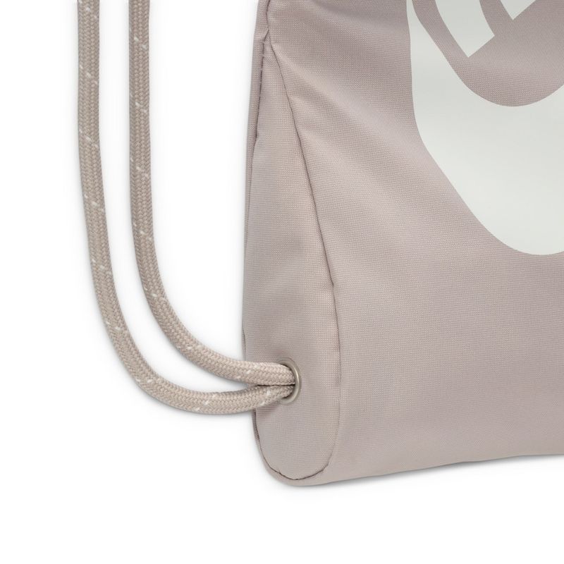 Gym-Sack-nike-para-hombre-Nk-Heritage-Drawstring-para-moda-color-gris.-Reverso-Sobre-Modelo