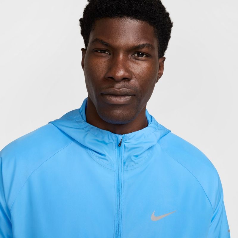 Hoodie-nike-para-hombre-M-Nk-Rpl-Miler-Jkt-para-correr-color-azul.-Reverso-Sobre-Modelo