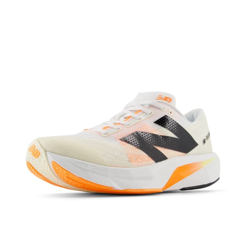 Tenis-new-balance-para-hombre-Rebel-V4-para-correr-color-blanco.-Lateral-Diagonal-Derecha