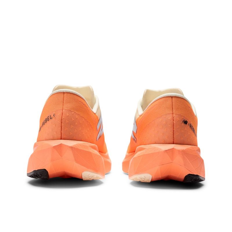 Tenis-new-balance-para-hombre-Rebel-V4-para-correr-color-naranja.-Talones