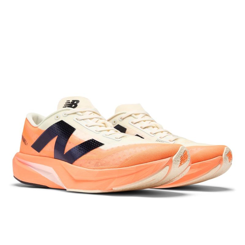 Tenis-new-balance-para-hombre-Rebel-V4-para-correr-color-naranja.-Pares-Diagonal-Izquierda
