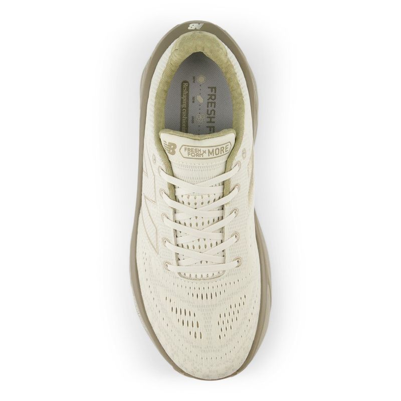Tenis-new-balance-para-hombre-More-V5-para-correr-color-beige.-Capellada-Pares
