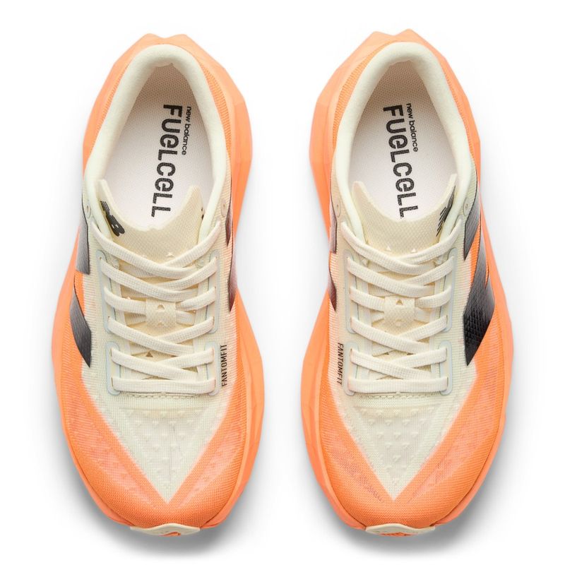 Tenis-new-balance-para-mujer-Rebel-V4-para-correr-color-naranja.-Capellada-Pares