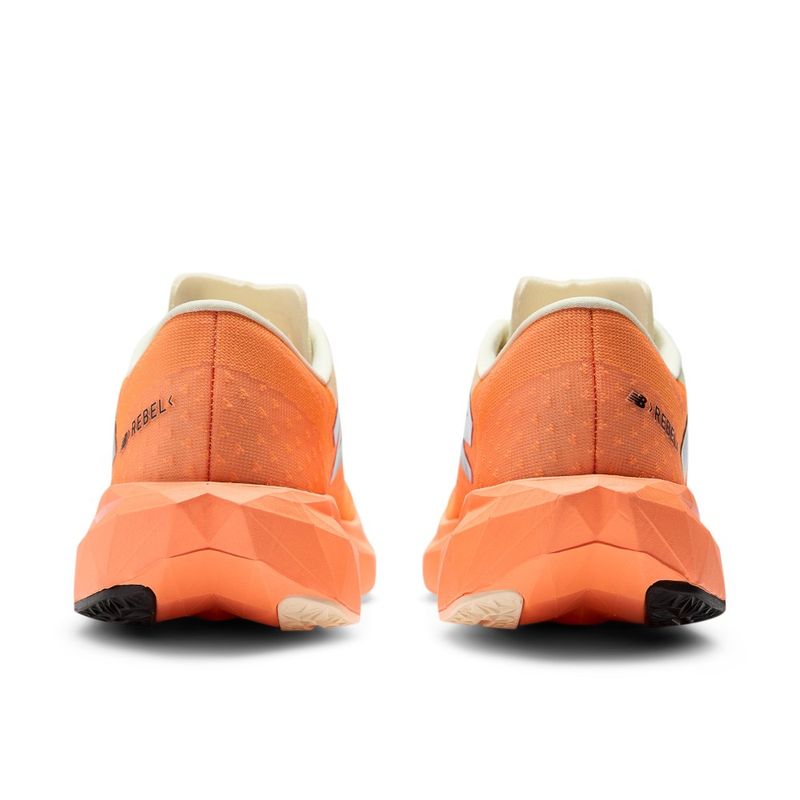 Tenis-new-balance-para-mujer-Rebel-V4-para-correr-color-naranja.-Talones