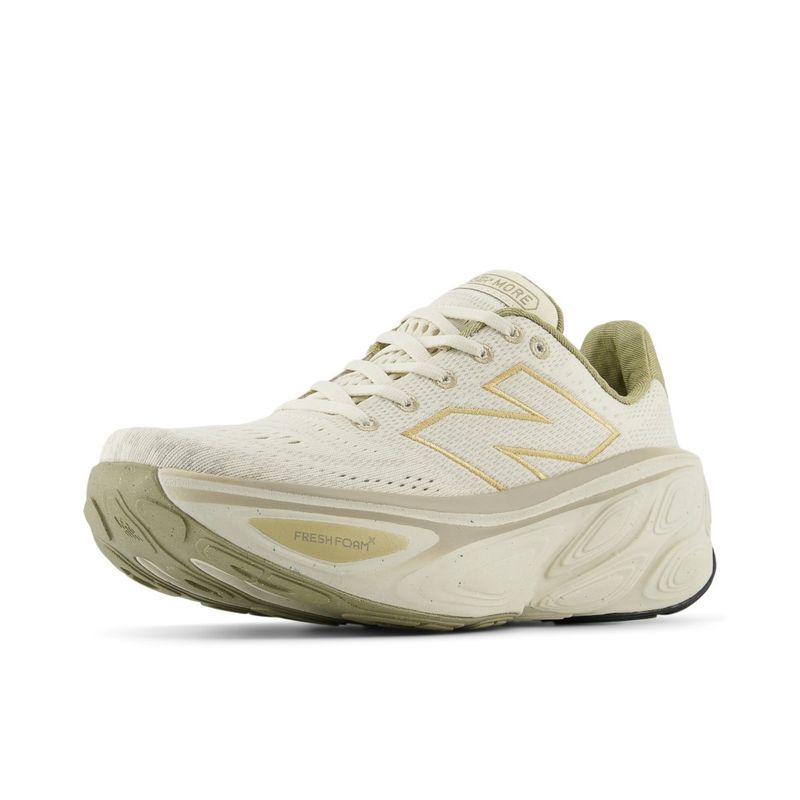 Tenis-new-balance-para-mujer-More-V5-para-correr-color-beige.-Lateral-Diagonal-Derecha