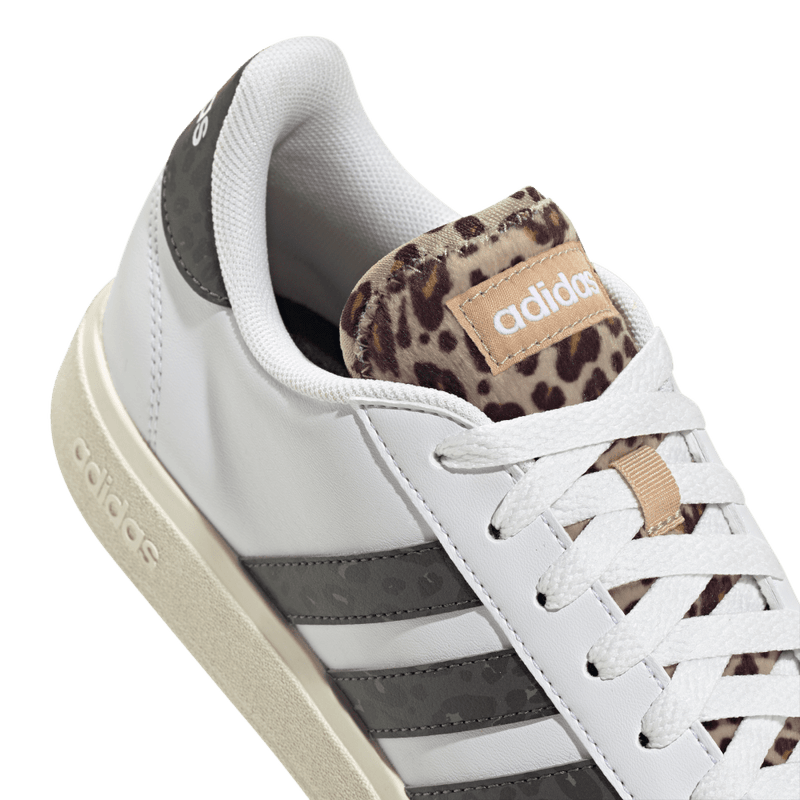 Tenis-adidas-para-mujer-Grand-Court-Base-2-para-moda-color-blanco.-Lateral-Y-Suela