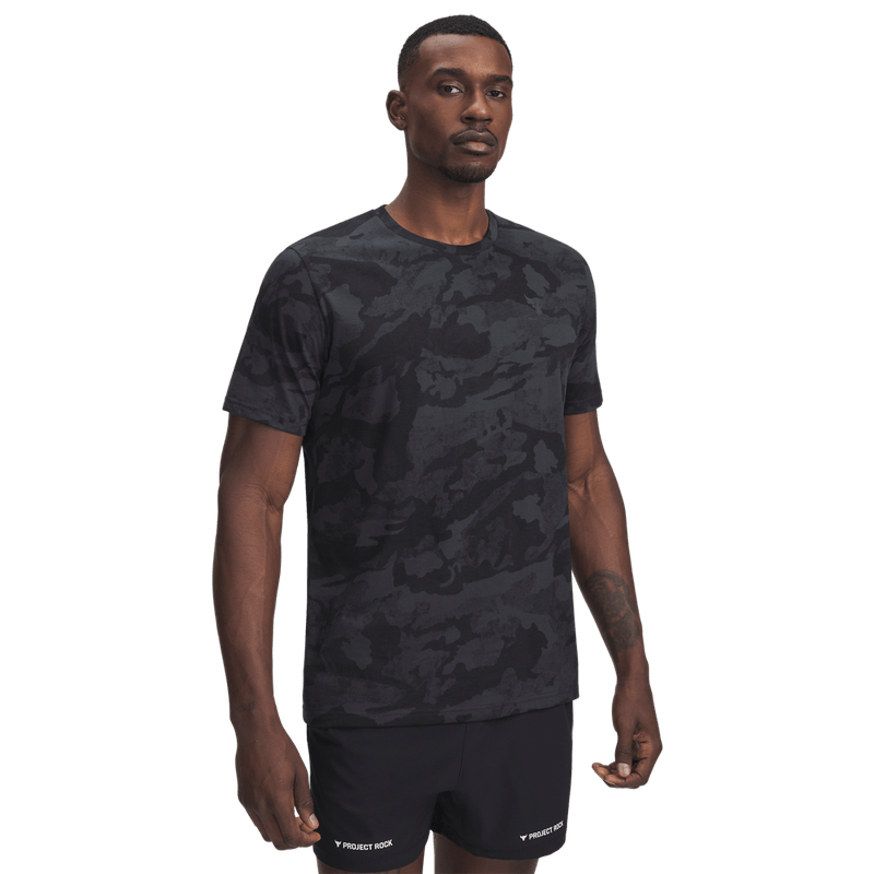 Camiseta-Manga-Corta-under-armour-para-hombre-Pjt-Rck-Aop-Ss-para-moda-color-negro.-Frente-Sin-Modelo