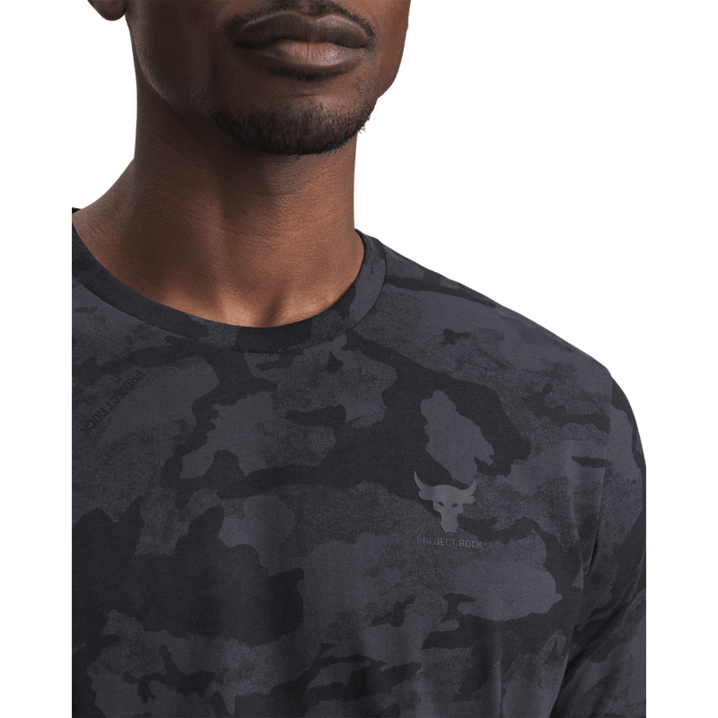 Camiseta-Manga-Corta-under-armour-para-hombre-Pjt-Rck-Aop-Ss-para-moda-color-negro.-Frente-Sin-Modelo
