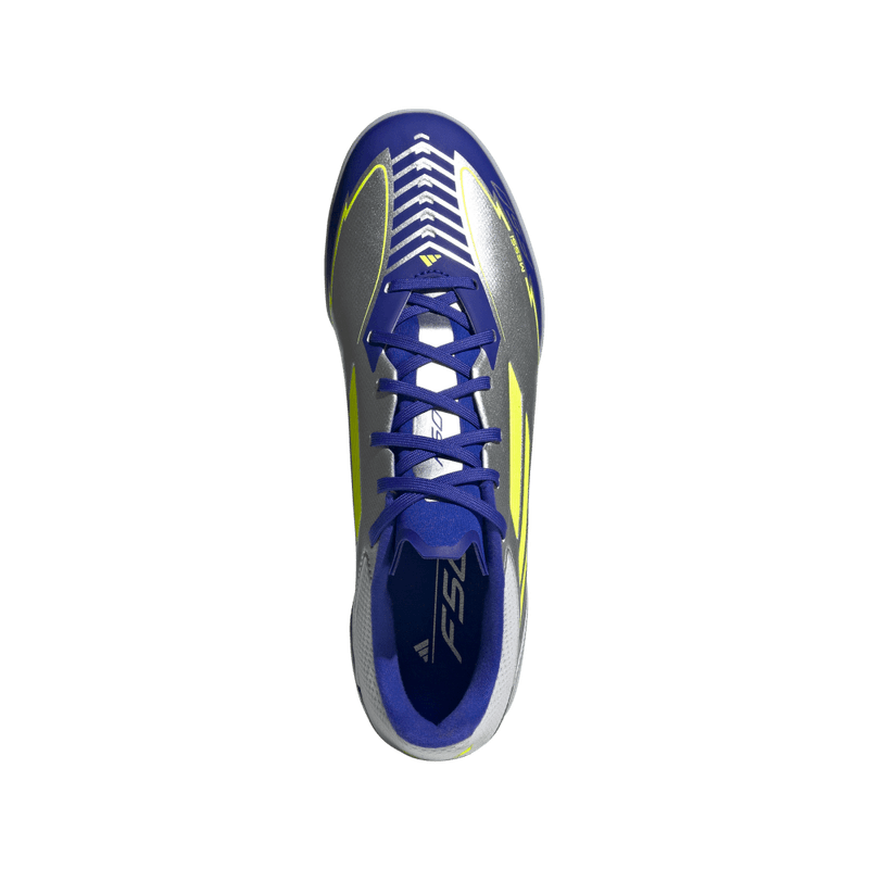 Guayos-adidas-unisex-F50-League-Tf-Messi-para-futbol-color-gris.-Vista-Lateral-Pares