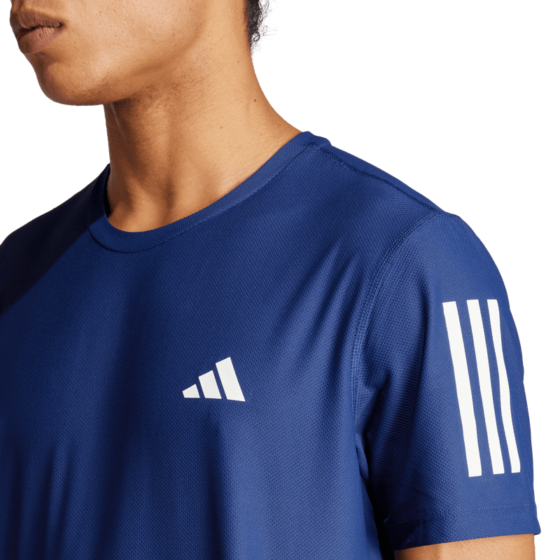 Camiseta-Manga-Corta-adidas-para-hombre-Otr-B-Tee-para-correr-color-azul.-Lateral-Sobre-Modelo