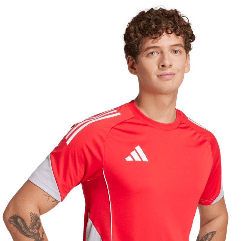 Camiseta-De-Equipo-adidas-para-hombre-Tiro25C-Tr-Jsy-para-futbol-color-rojo.-Lateral-Sobre-Modelo
