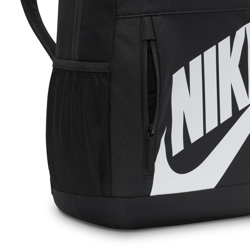 Morral-nike-para-niño-Y-Nk-Elmntl-Bkpk-Shoebox-para-moda-color-negro.-Detalle-Izquierdo