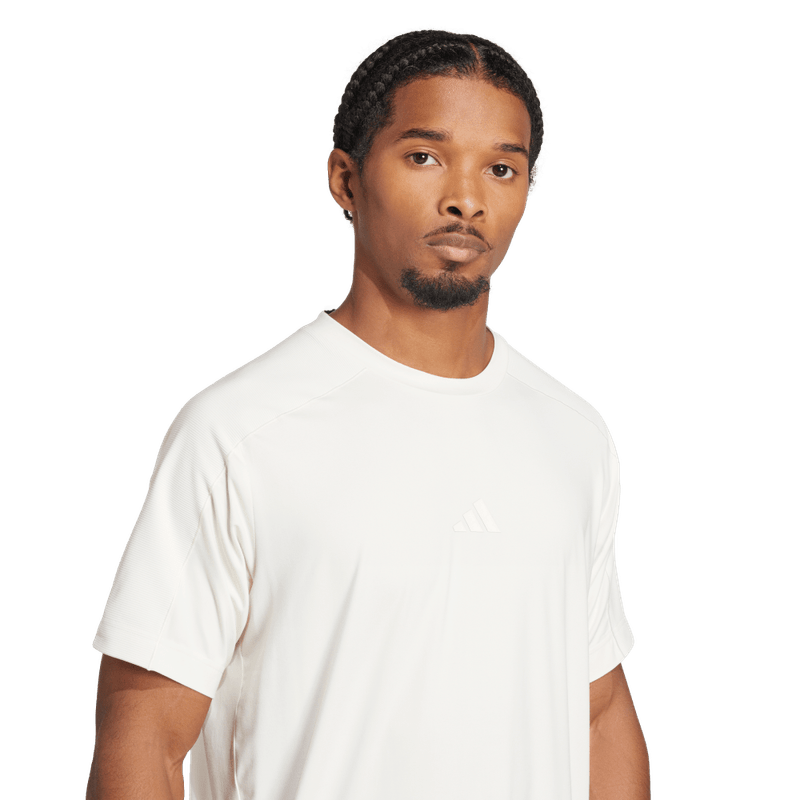 Camiseta-Manga-Corta-adidas-para-hombre-Puremotion-Tee-para-entrenamiento-color-blanco.-Detalle-Reflectivo-Modelo