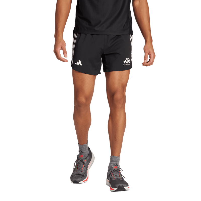 Pantaloneta-adidas-para-hombre-Otr-Ar-Short-M-para-correr-color-negro.-Frente-Sobre-Modelo