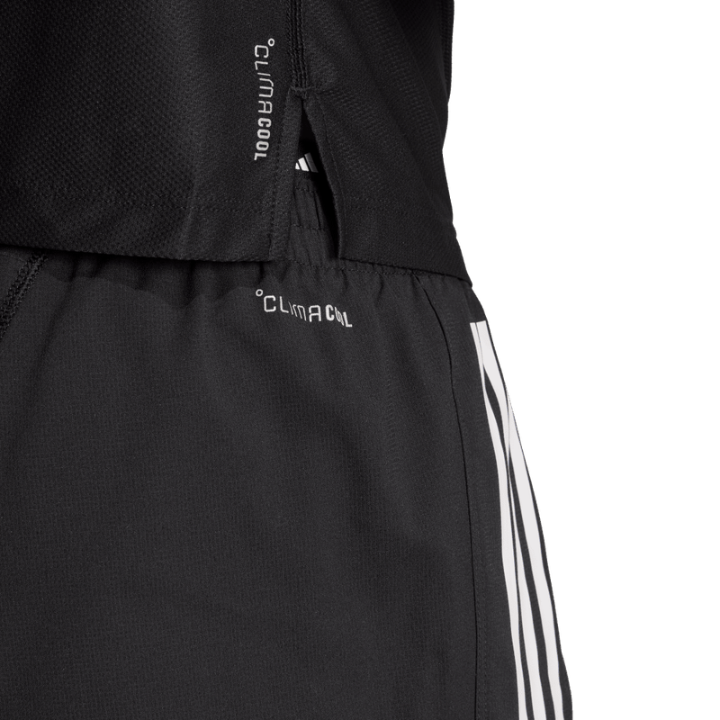 Pantaloneta-adidas-para-hombre-Otr-Ar-Short-M-para-correr-color-negro.-Lateral-Sobre-Modelo