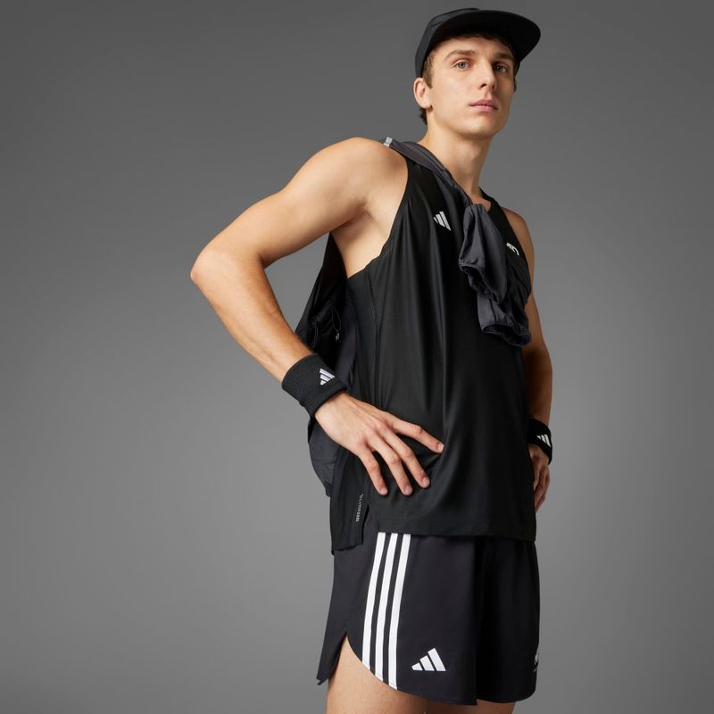 Pantaloneta-adidas-para-hombre-Otr-Ar-Short-M-para-correr-color-negro.-Lateral-Sobre-Modelo