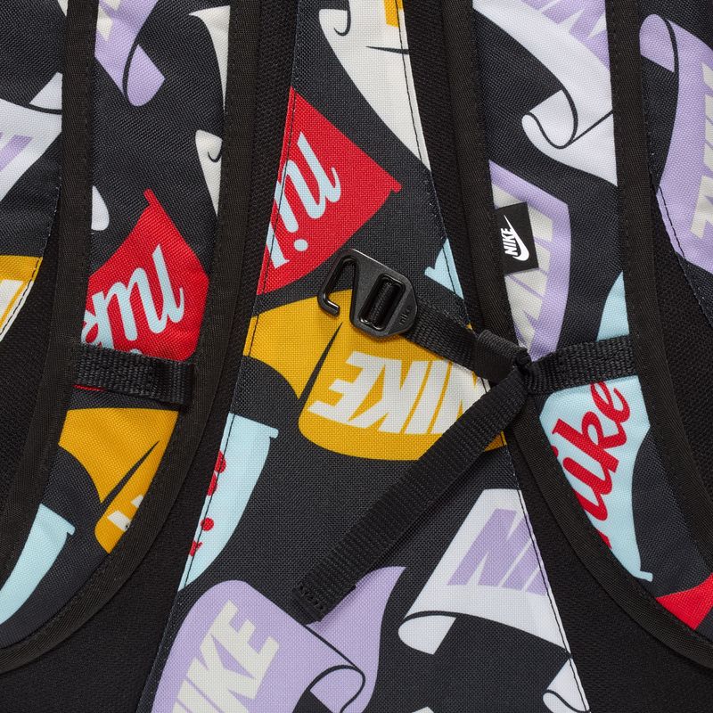 Morral-nike-para-hombre-Nk-Hayward-Bkpk-Penant-Toss-para-moda-color-negro.-Reverso-Sobre-Modelo