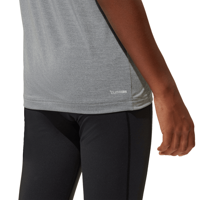 Camiseta-Manga-Corta-adidas-para-mujer-Jg-Gt-Pz-Tee-para-entrenamiento-color-gris.-Detalle-Reflectivo-Modelo
