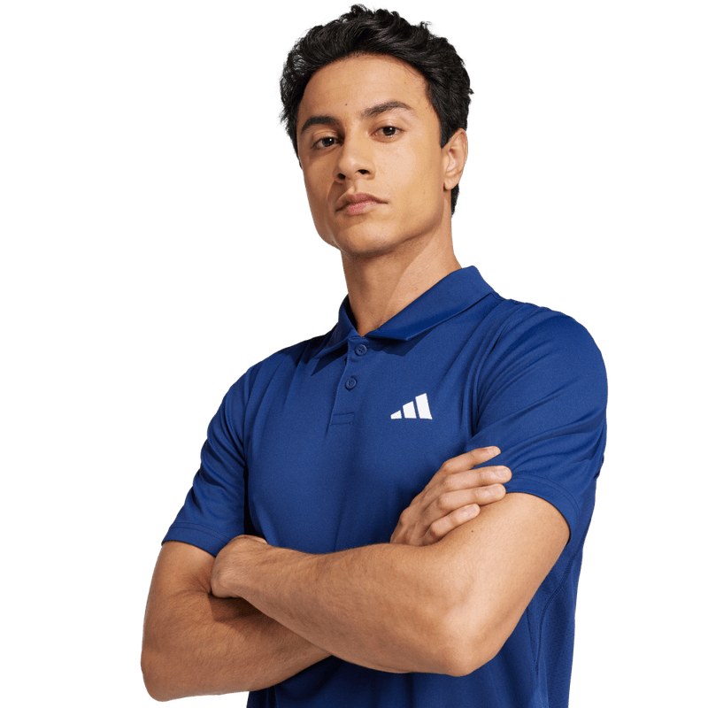 Polo-adidas-para-hombre-Club-Polo-para-tenis-color-azul.-Lateral-Sobre-Modelo