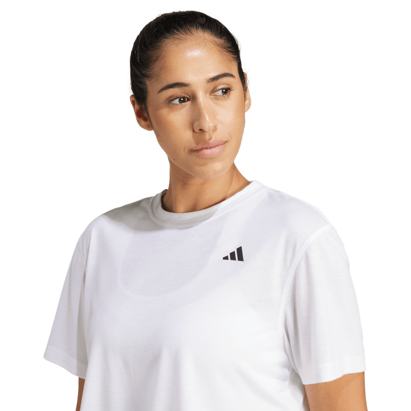 Camiseta-Manga-Corta-adidas-para-mujer-We-Min-Tee-para-entrenamiento-color-blanco.-Detalle-Reflectivo-Modelo