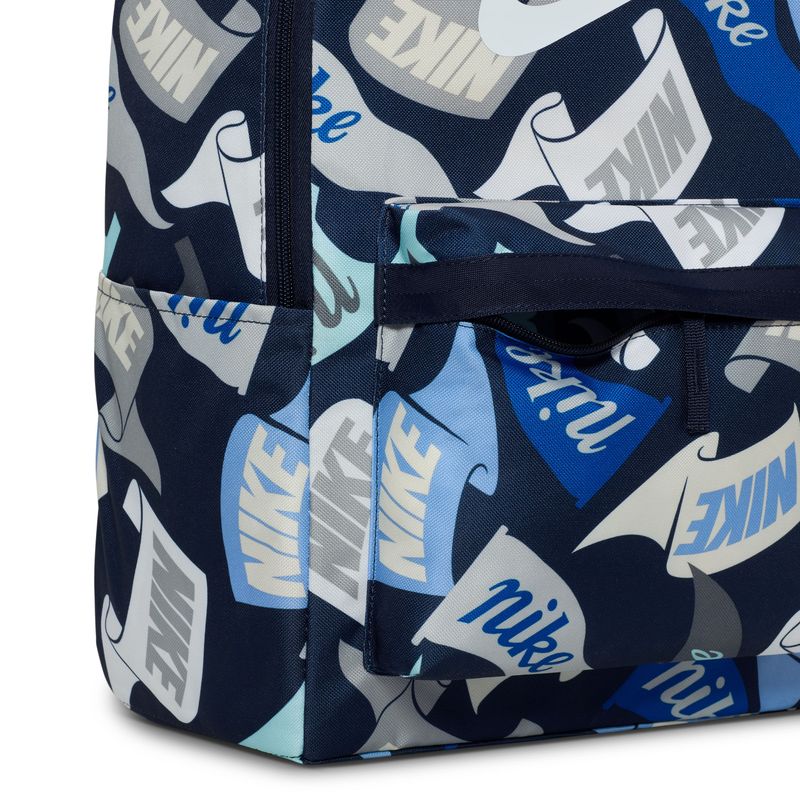 Morral-nike-para-hombre-Nk-Heritage-Bkpk-Penant-Toss-para-moda-color-azul.-Reverso-Sobre-Modelo