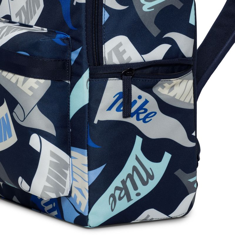 Morral-nike-para-hombre-Nk-Heritage-Bkpk-Penant-Toss-para-moda-color-azul.-Detalle-Izquierdo