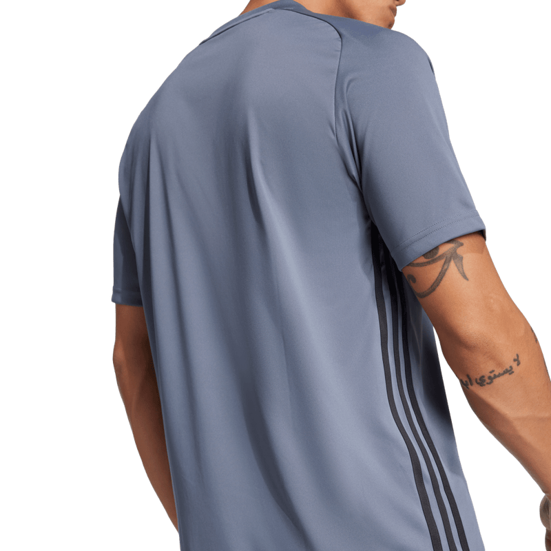 Camiseta-De-Equipo-adidas-para-hombre-Tiro-Es-Jsy-para-futbol-color-gris.-Lateral-Sobre-Modelo