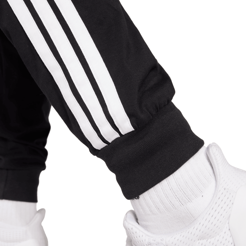 Pantalon-adidas-para-mujer-W-3S-Sj-Jogger-para-moda-color-negro.-Lateral-Sobre-Modelo