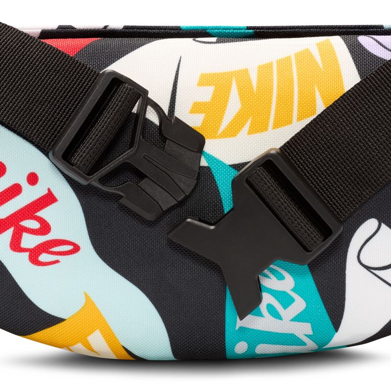 Canguro-nike-para-hombre-Nk-Hertge-Wstpck-Penant-Toss-para-moda-color-negro.-Detalle-Izquierdo