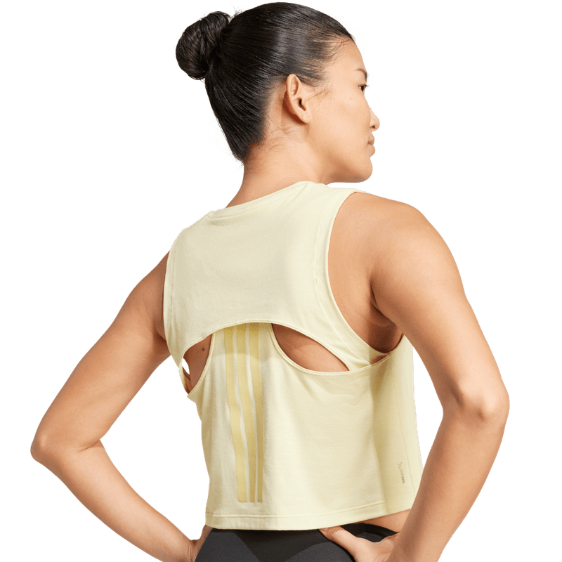 Camiseta-Manga-Sisa-adidas-para-mujer-Boxy-Tank-3S-para-entrenamiento-color-amarillo.-Lateral-Sobre-Modelo