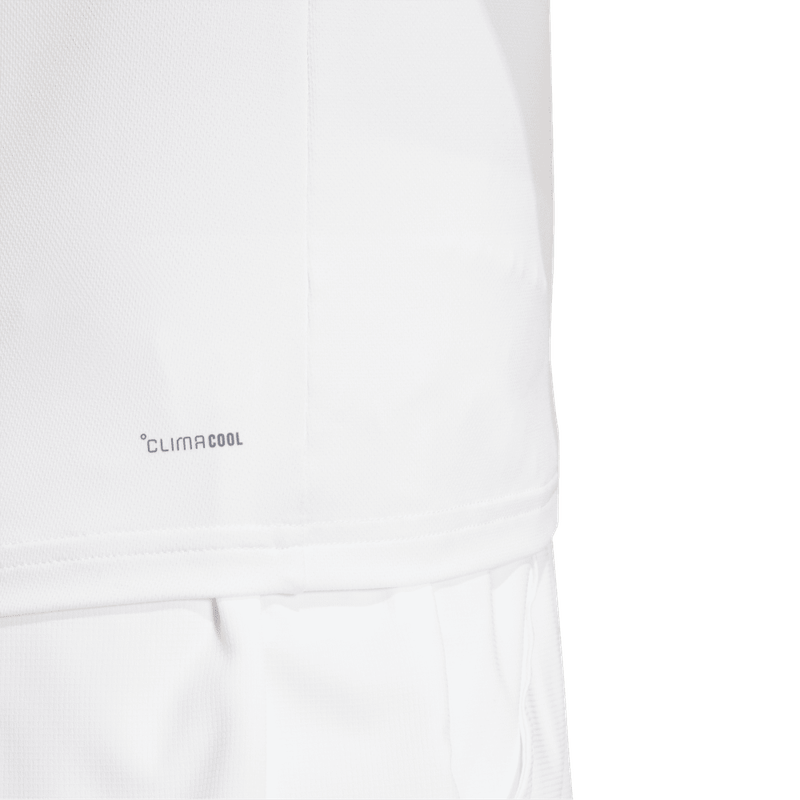 Polo-adidas-para-mujer-Club-Polo-para-tenis-color-blanco.-Lateral-Sobre-Modelo