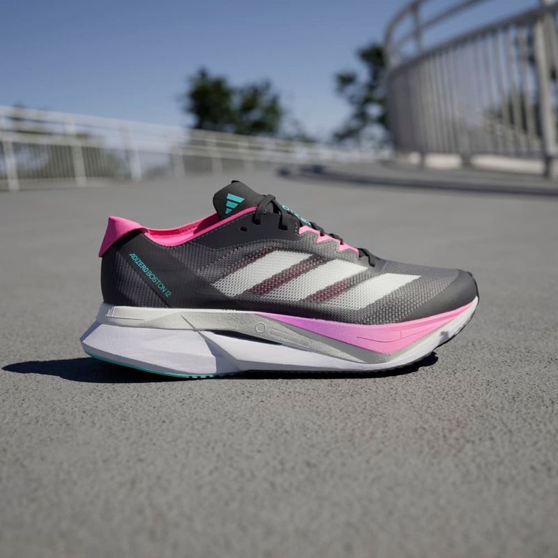 Tenis-adidas-para-mujer-Adizero-Boston-12-W-para-correr-color-gris.-Mktg-Vista-2