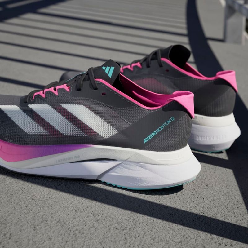 Tenis-adidas-para-mujer-Adizero-Boston-12-W-para-correr-color-gris.-Mktg-Vista-9