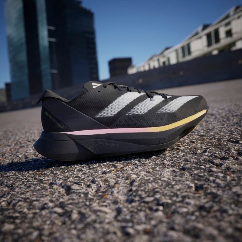 Tenis-adidas-para-mujer-Adizero-Adios-Pro-3-para-correr-color-negro.-Mktg-Vista-2