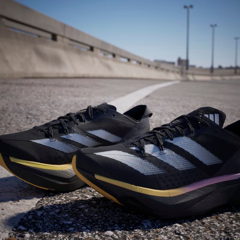 Tenis-adidas-para-mujer-Adizero-Adios-Pro-3-para-correr-color-negro.-Mktg-Vista-8