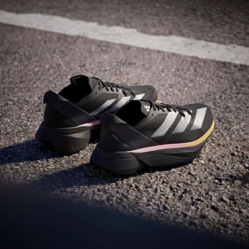 Tenis-adidas-para-mujer-Adizero-Adios-Pro-3-para-correr-color-negro.-Mktg-Vista-5