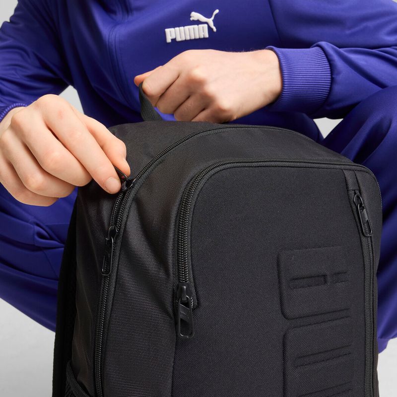 Morral-puma-para-hombre-Puma-S-Backpack-para-moda-color-negro.-Posterior-Sobre-Modelo