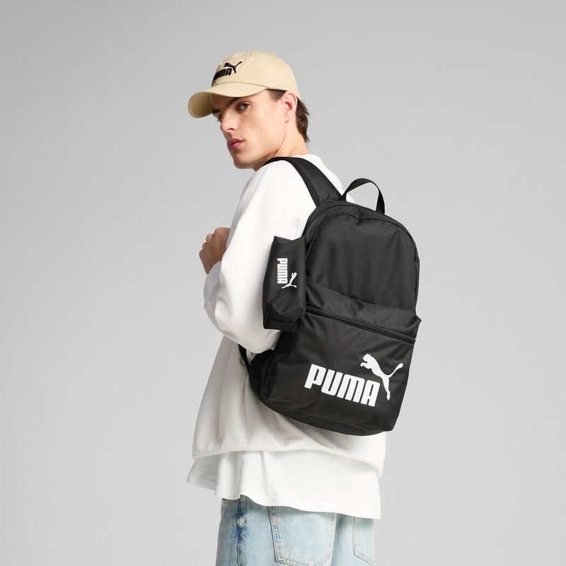 Morral-puma-para-hombre-Puma-Phase-Backpack-Set-para-moda-color-negro.-Frente-Sobre-Modelo